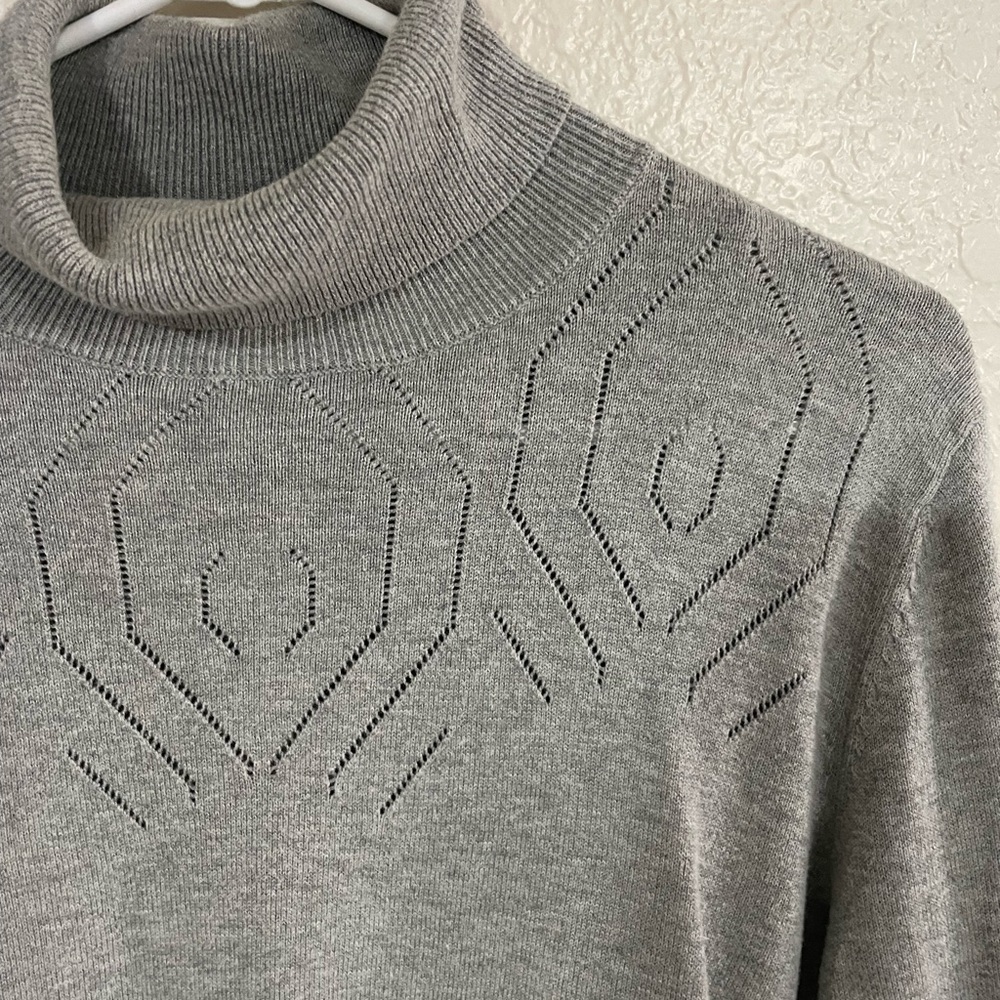 Geometric knit turtleneck